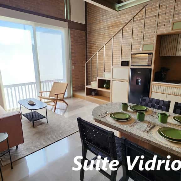 (3) Suite Vidrio - Image 1